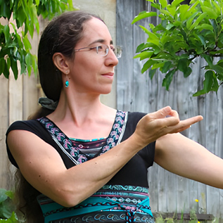 Adeline Dépraz Dépland <i class='pe pe-7s-plus'></i>